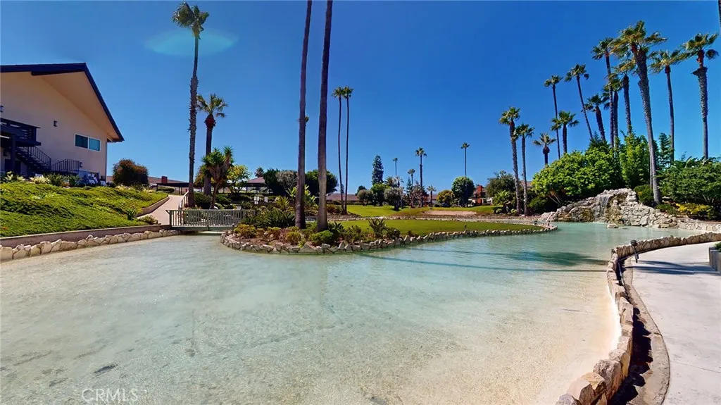 New Horizons Pond, Waterfall & Putting Green