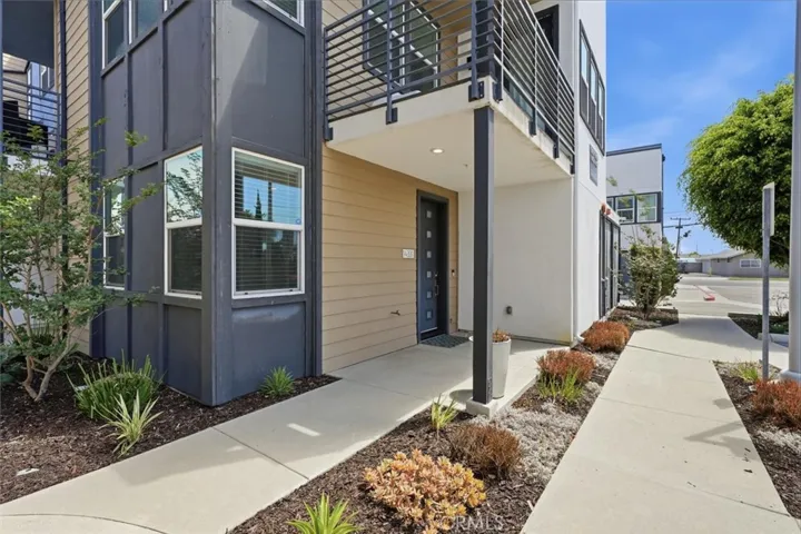 Exterior - end unit