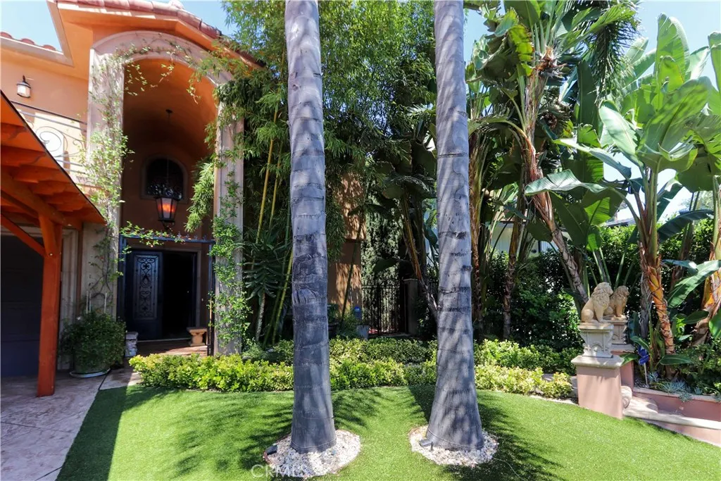 Front Private Yard to Home Entrance
