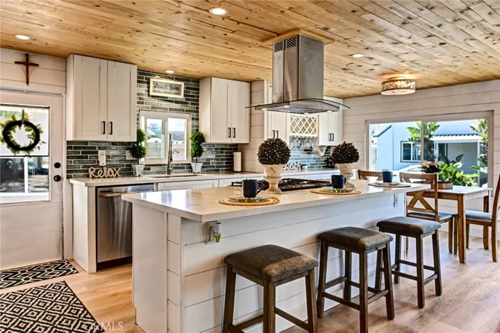 Kitchen w/ Island