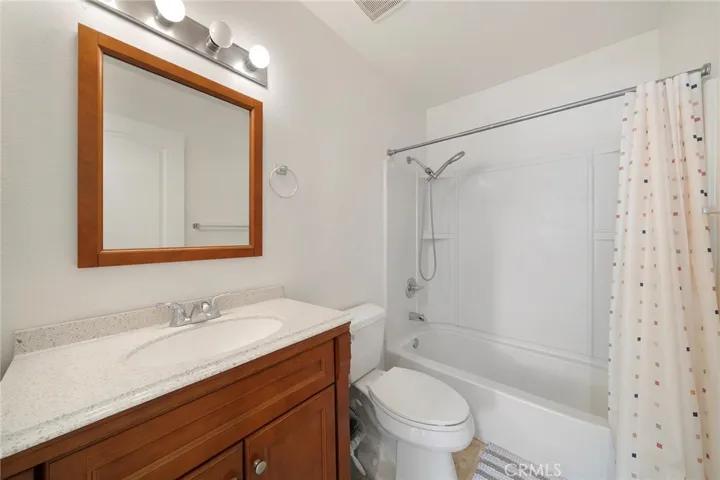 Bath (Upstairs Hallway)