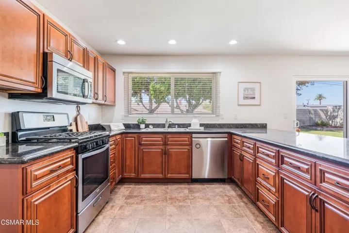 2037 Stanford Dr-9