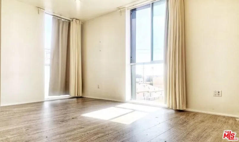 1040 S Mariposa Avenue F305, Los Angeles, California 90006