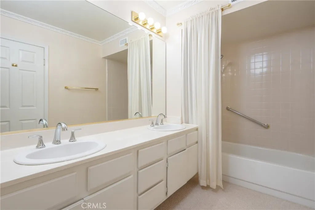 Primary en-suite bath