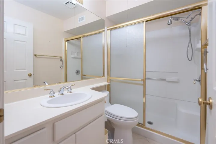 Full bath off hallway