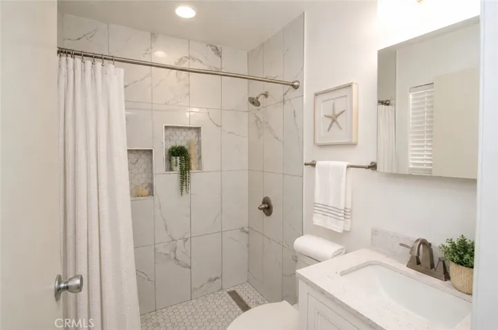 Upstairs full bathroom