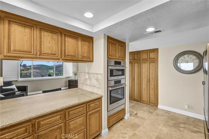 Breakfast Bar and Pantry