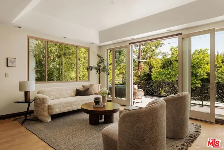 4244 Los Nietos Drive, Los Angeles, California 90027