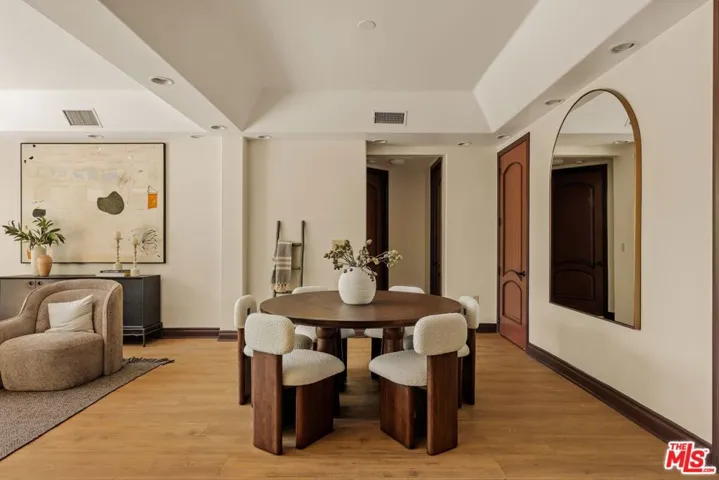 4244 Los Nietos Drive, Los Angeles, California 90027