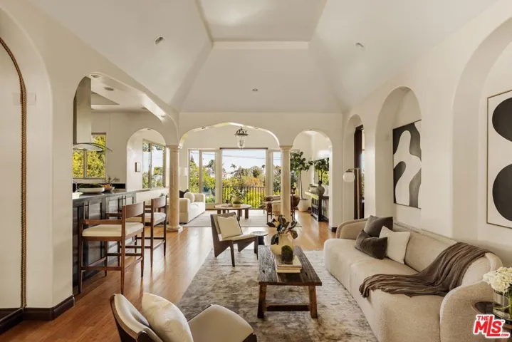 4244 Los Nietos Drive, Los Angeles, California 90027