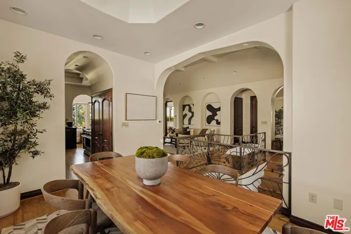 4244 Los Nietos Drive, Los Angeles, California 90027