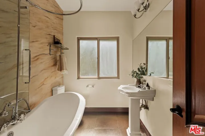 4244 Los Nietos Drive, Los Angeles, California 90027
