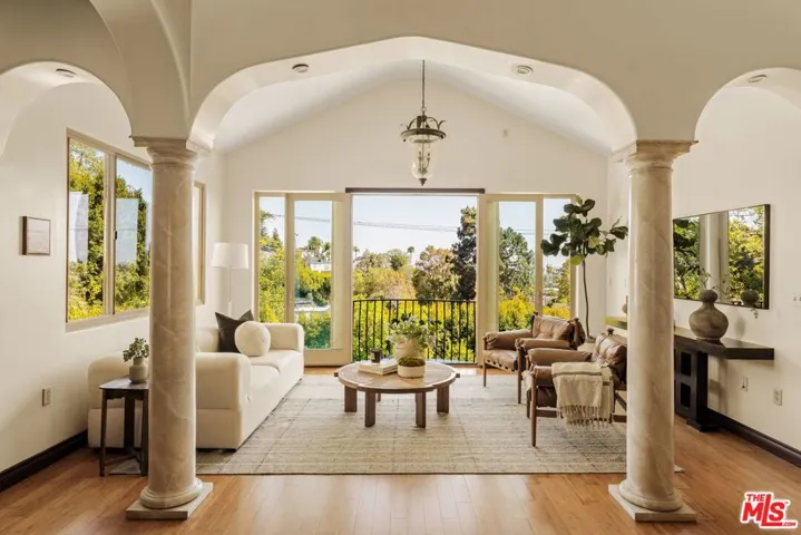 4244 Los Nietos Drive, Los Angeles, California 90027