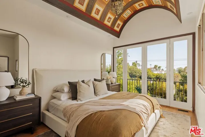 4244 Los Nietos Drive, Los Angeles, California 90027