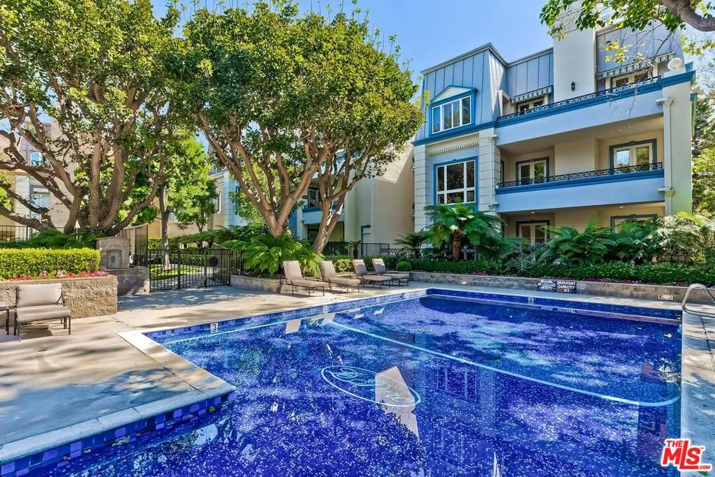 Le Parc Pool 1 of 2