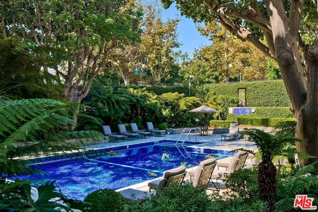 Le Parc Pool 1 of 2