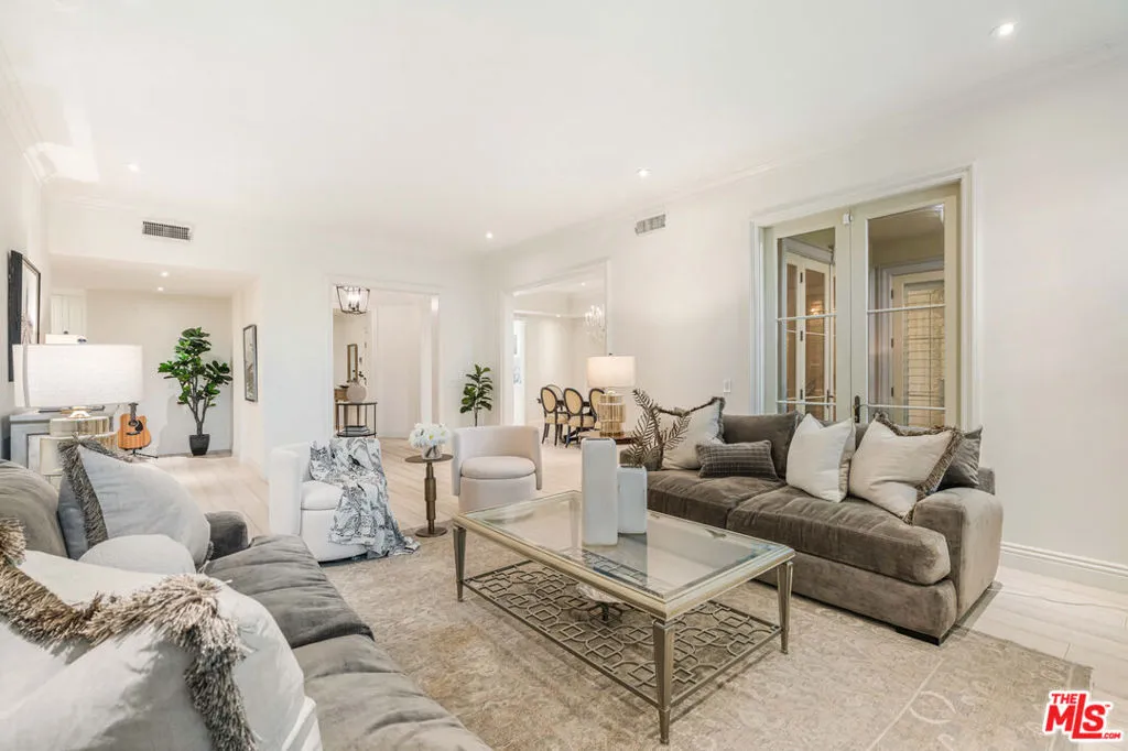 Spacious Living Room with Dire