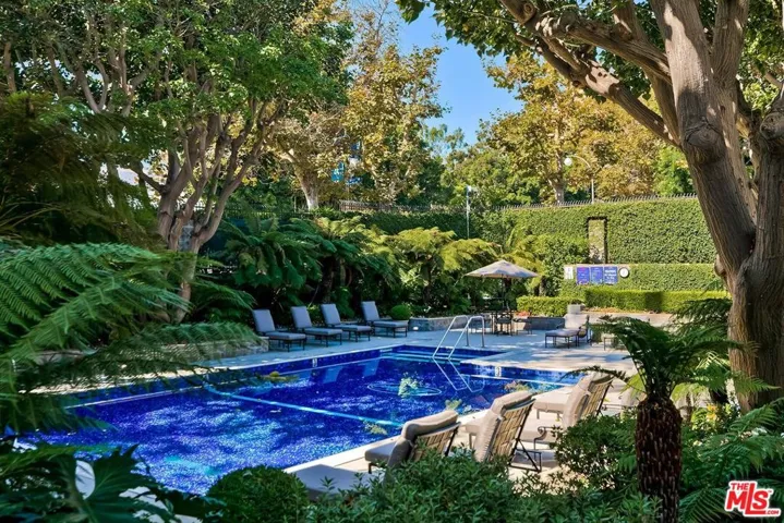 Le Parc Pool 1 of 2