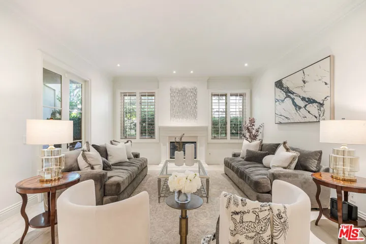 Spacious Living Room with Dire