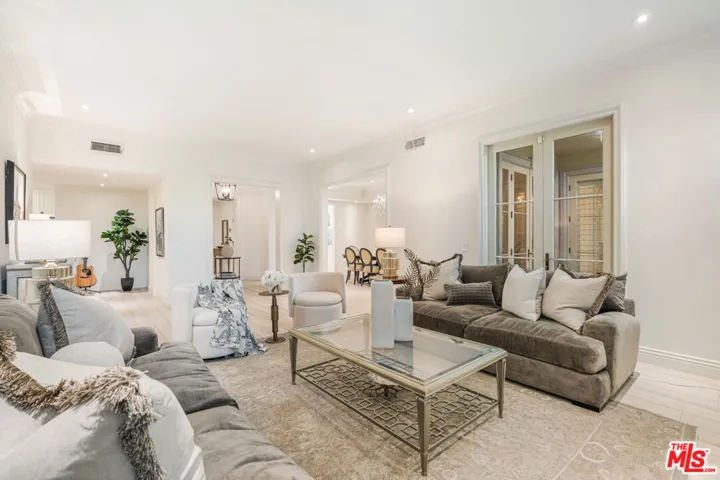 Spacious Living Room with Dire
