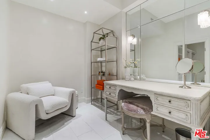 Dressing Area in Primary Bathr