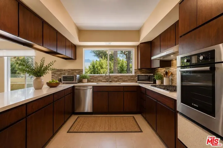 2657 Zorada Drive, Los Angeles, California 90046