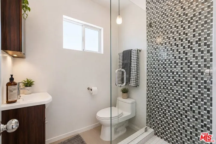 2657 Zorada Drive, Los Angeles, California 90046