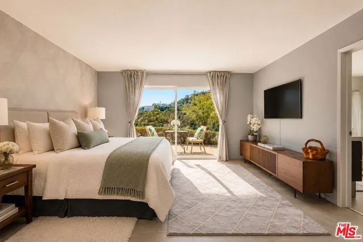 2657 Zorada Drive, Los Angeles, California 90046