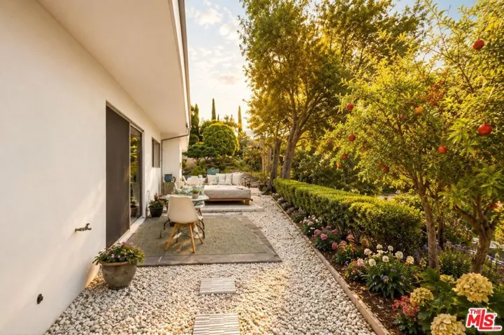 2657 Zorada Drive, Los Angeles, California 90046
