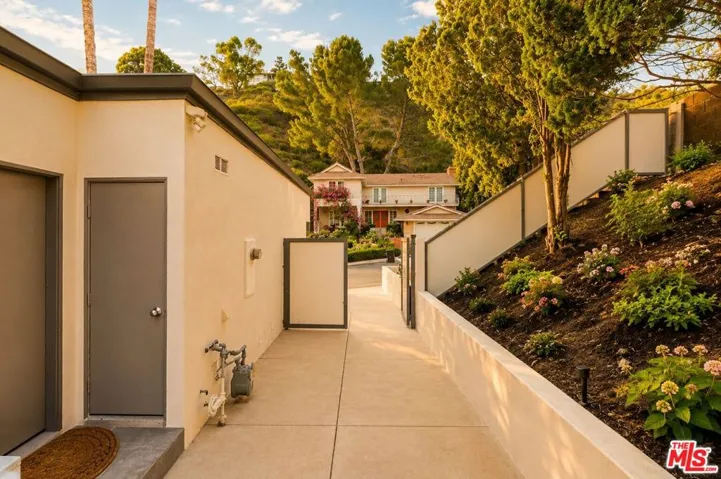2657 Zorada Drive, Los Angeles, California 90046