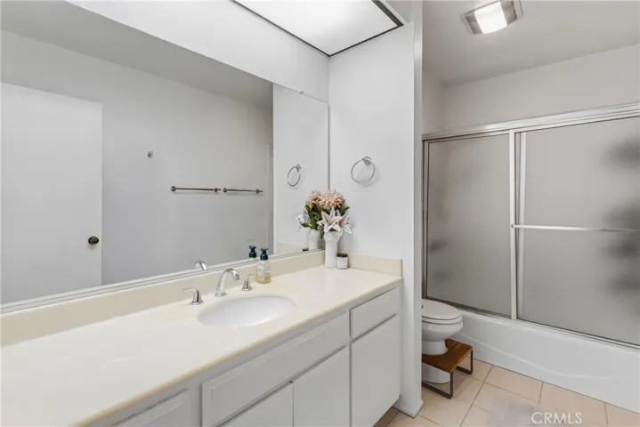 Upstairs hall bath