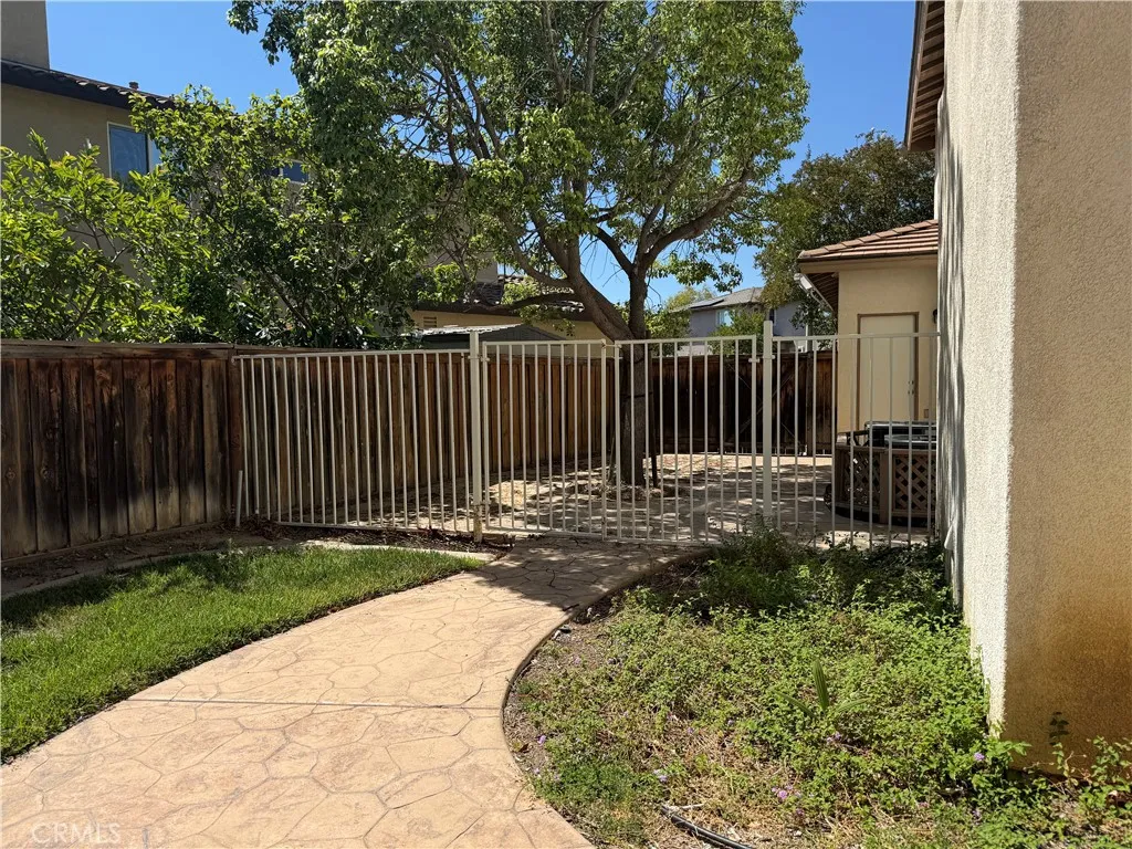 Separately fenced side yard