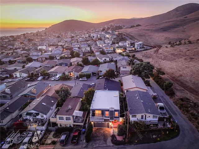 Nestled up against the hills and so very little traffic, yet you are close to the ocean and walking to the beach for sunsets!