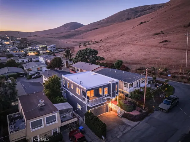 Nestled up against the hills and so very little traffic, yet you are close to the ocean and walking to the beach for sunsets!