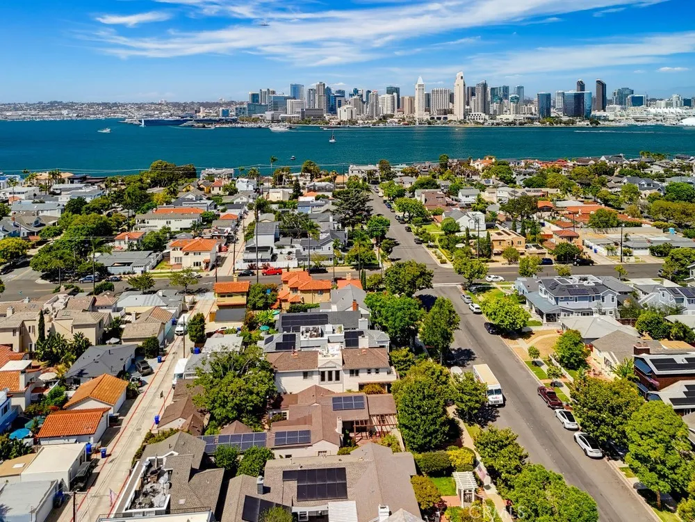 Beautiful walk to enjoy the San Diego skyline