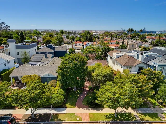 You can see how lush the yards are for this house!