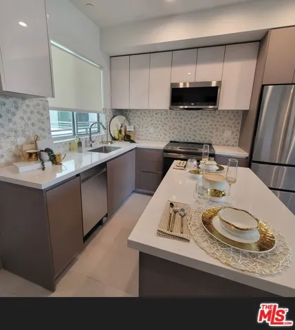 750 S Kingsley Drive 205, Los Angeles, California 90005