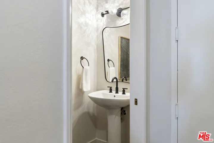 11628 Montana Avenue 208, Los Angeles, California 90049