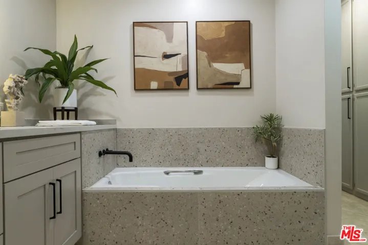 11628 Montana Avenue 208, Los Angeles, California 90049
