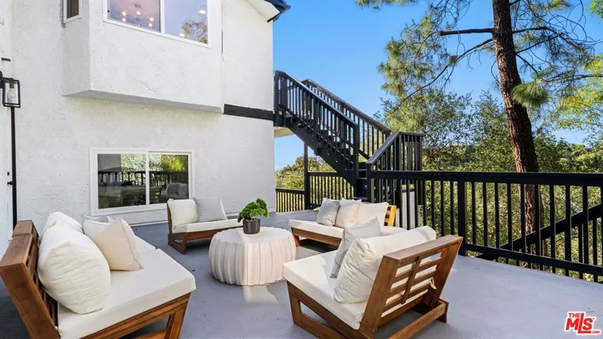 11559 Dona Teresa Drive, Studio City, California 91604