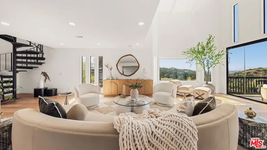 11559 Dona Teresa Drive, Studio City, California 91604