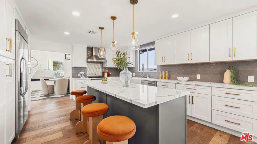 11559 Dona Teresa Drive, Studio City, California 91604