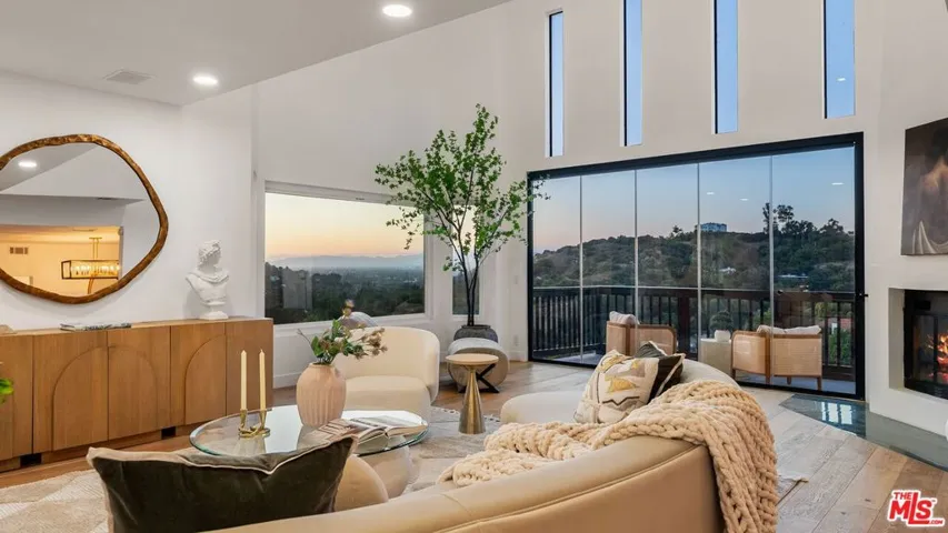 11559 Dona Teresa Drive, Studio City, California 91604