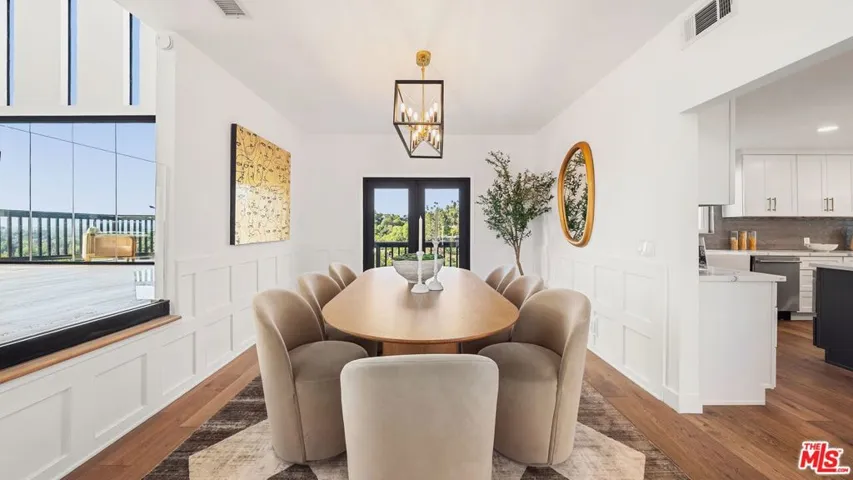 11559 Dona Teresa Drive, Studio City, California 91604