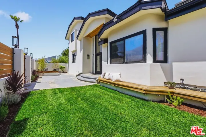 11559 Dona Teresa Drive, Studio City, California 91604