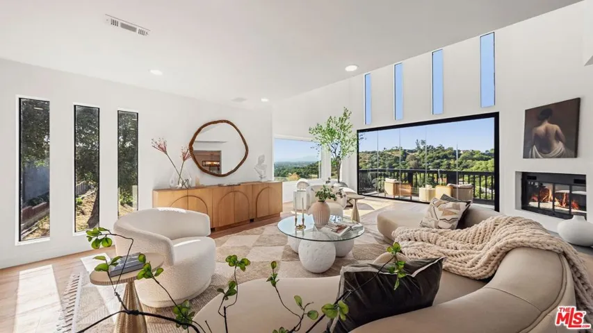 11559 Dona Teresa Drive, Studio City, California 91604