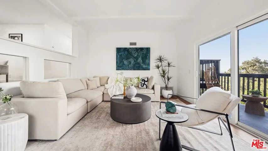 11559 Dona Teresa Drive, Studio City, California 91604