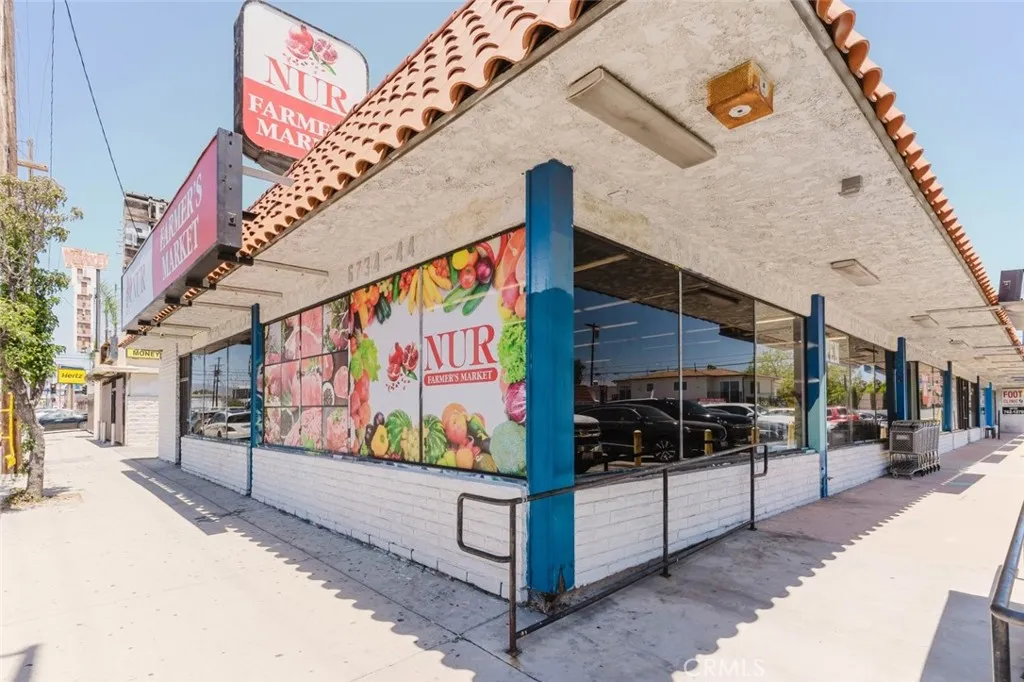 6744 Lankershim Blvd