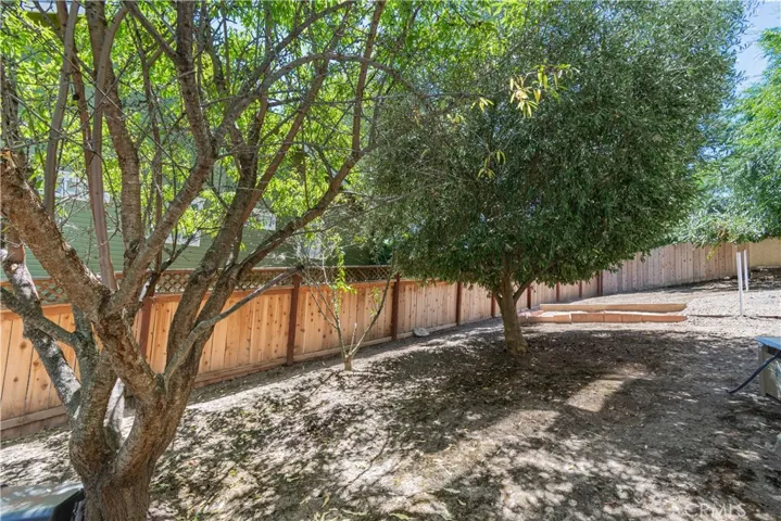 Fenced yard with plenty of breathing room