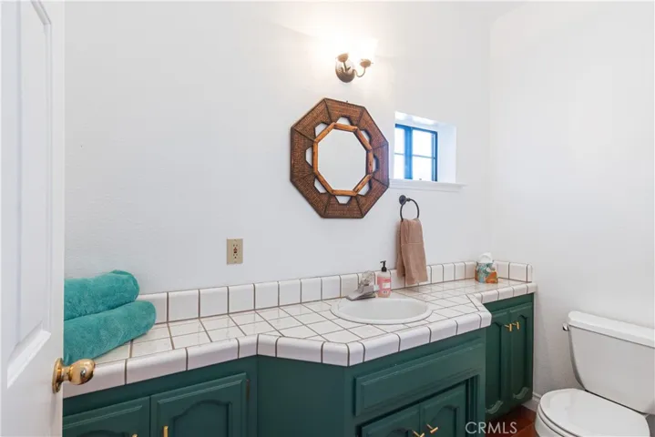 1/2 bath interior